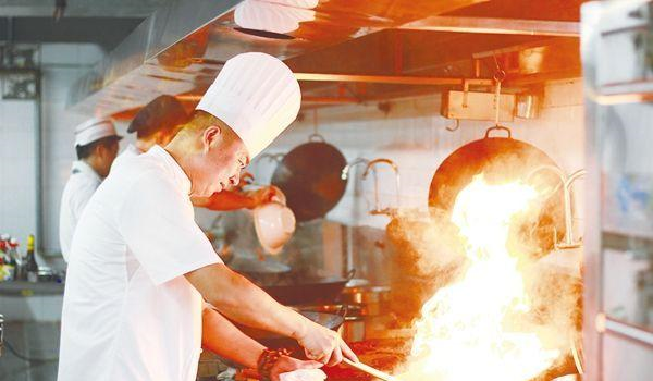 饭店大锅有问题原来是火夫动了手脚难怪炒菜从不粘锅