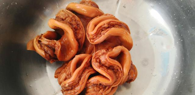 应该有很多人不知道这是什么,其实这是一个卤牛肠,牛肠有着厚肠的功效