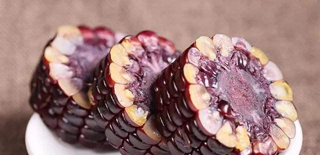 这种黑玉米不能错过,微波一下就能吃,口感比黄玉米白玉米都好__财经