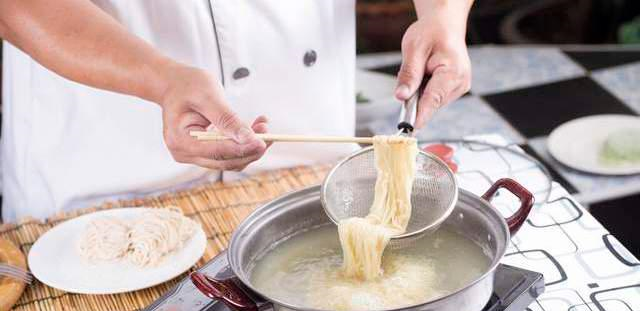 煮面条时掌握3个诀窍煮出来的面条香浓耐嚼不粘锅也不成坨