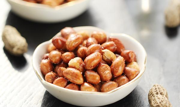 炸花生米直接下锅就废了学会这3个技巧花生酥脆还不返潮