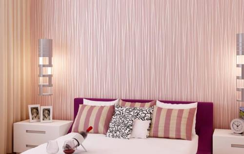 首先,墙面的表面处理需要光滑的壁纸,所以需要用刮刀将墙面刮干净