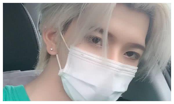 七鹤大人为自证颜值,摘下口罩摆拍,粉丝直呼:这是谁?