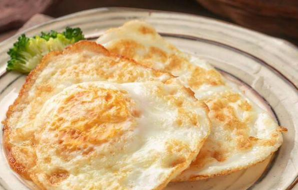 煎荷包蛋时这样做外焦里嫩个个圆润完整不粘锅口感更完美