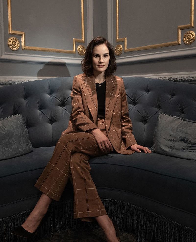 米歇尔·道克瑞穿西装套装帅气逼人,单手插兜眼神冷酷似女王