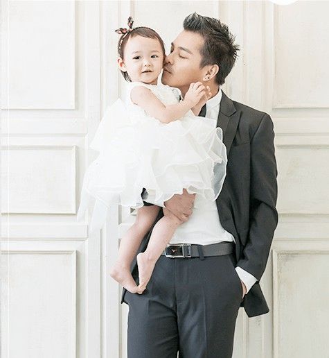 跳水运动员何冲,妻子温柔漂亮女儿呆萌可爱,一家人超幸福!