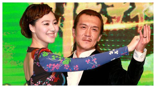 与李咏搭档央视主持人走红的王冠,被"辞退"后回原单位失去人气