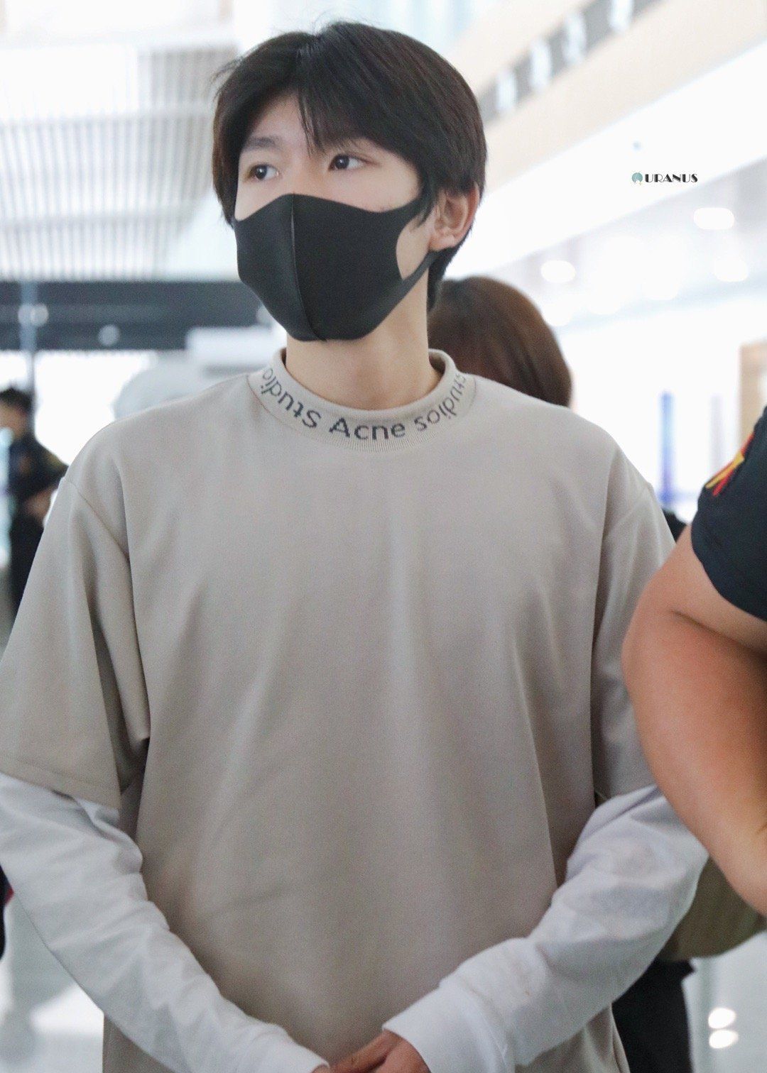 王源戴口罩现身机场!