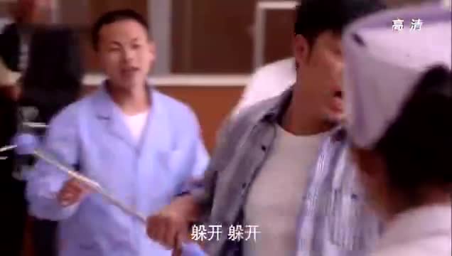 青年医生：神经病人又来闹事，青川为保护欧阳，被打伤了脚踝！