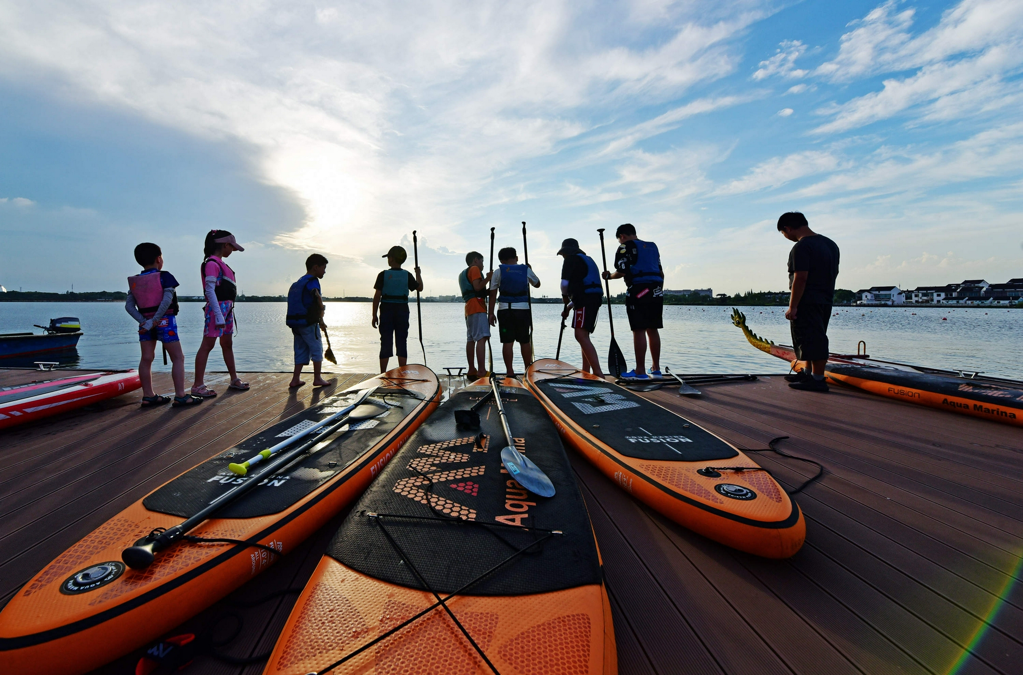 无锡鹅湖玫瑰文化园,桨板水上运动受青睐,桨板运动是风靡全球的时尚