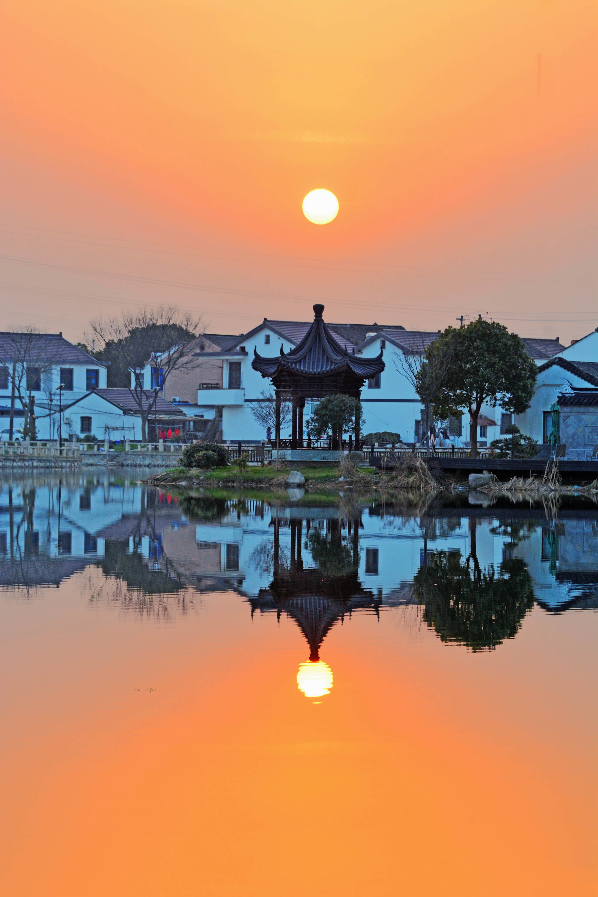 水乡印象黄土塘夕阳暮色里清澈似镜的水面倒映着美丽的乡村