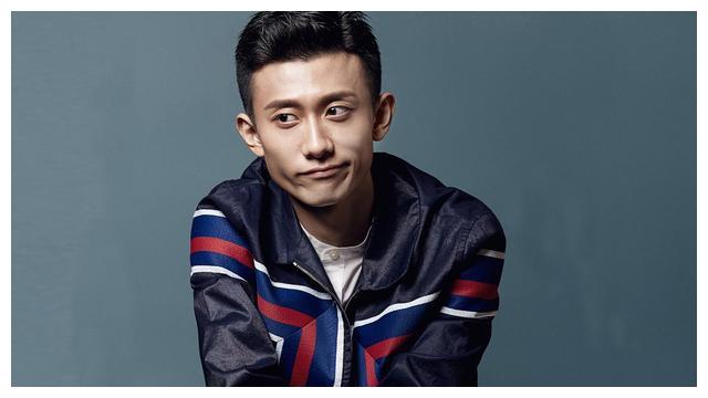 张一山喝多醉态百出,当街亲吻同行友人,走路还要助理搀扶