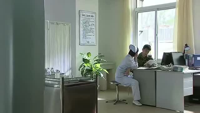 小伙在病房看病历，小护士在一旁待着，闲着没事去买咖啡