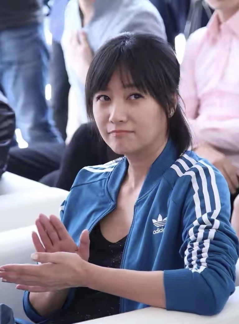 徐静蕾真是不老神颜穿运动服配阔腿牛仔裤齐刘海像回到18岁