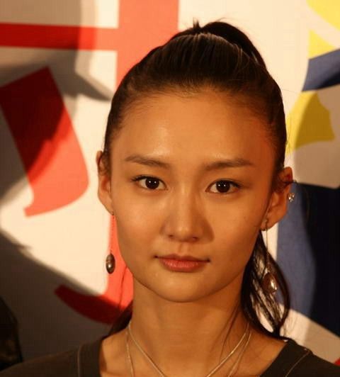 牛萌萌,一双清澈灵动的大眼睛随着笑容绽放到眼底,阳光又可爱!