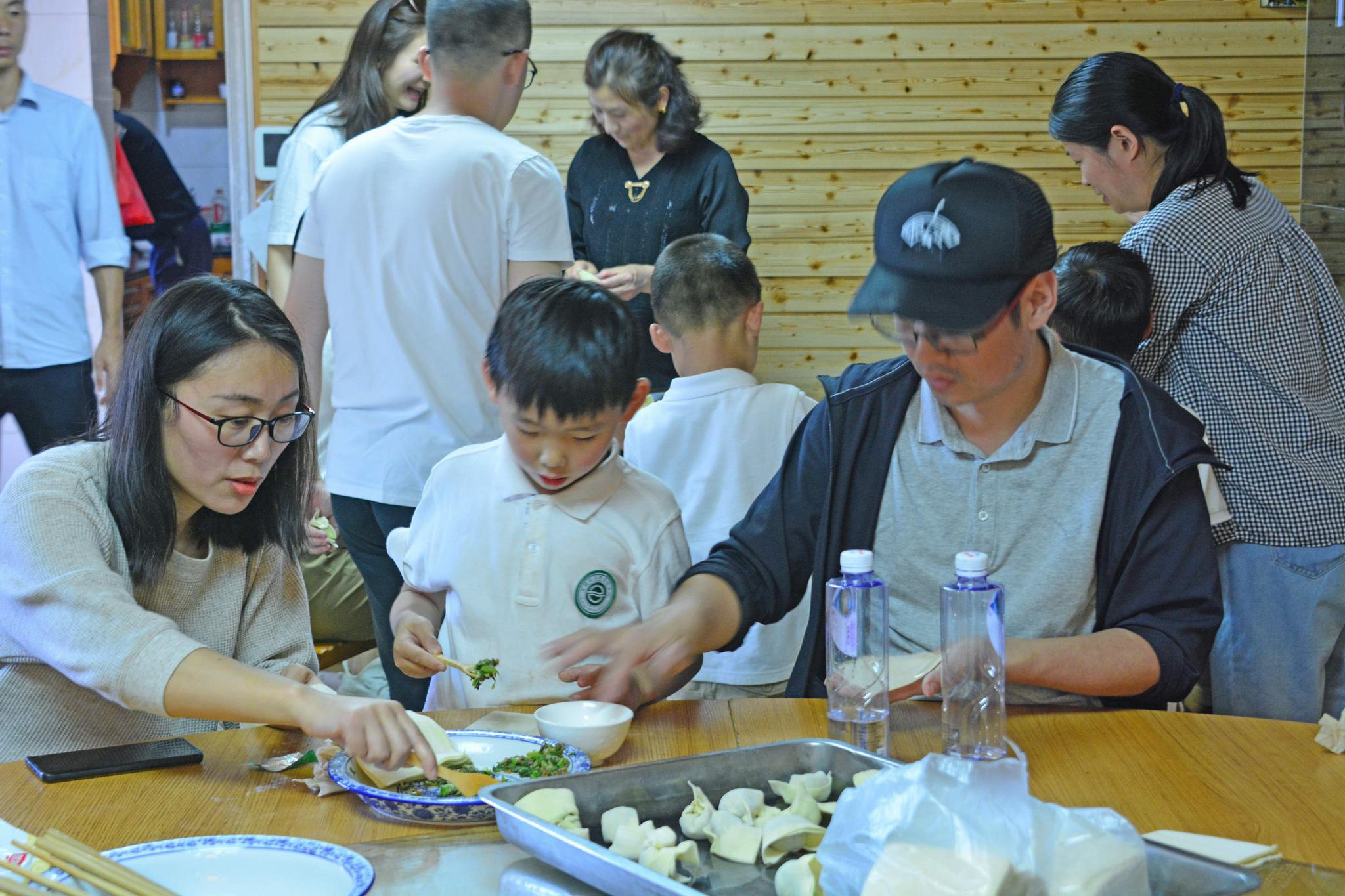 欢快游戏,喂青鱼,包馄饨,亲子活动就在鸿翔家庭农场.