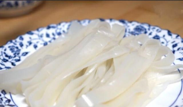 想吃凉皮不用买,自己在家就能做,光滑透明筋道,成本不到3块钱