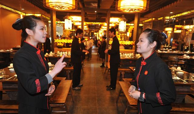 这位服务员会在火锅店里来回走动