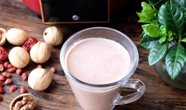 这道营养早餐核桃花生露主要的食材是核桃仁和花生,两道都是营养价值