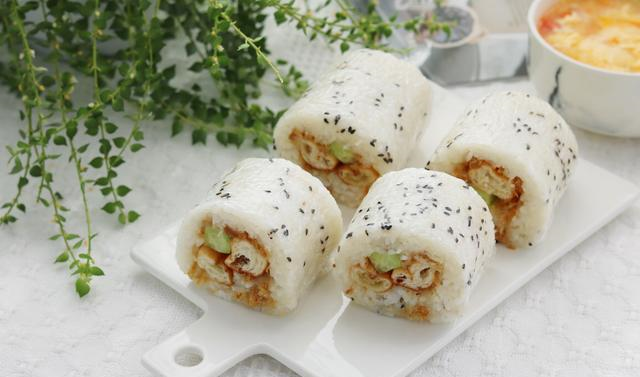 手把手教你上海四大金刚之粢饭团的做法好吃到极点可以卷一切