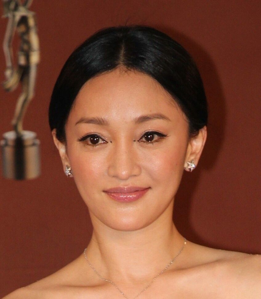 图五是女神周迅黑白配色,大秀"好比例身材"!