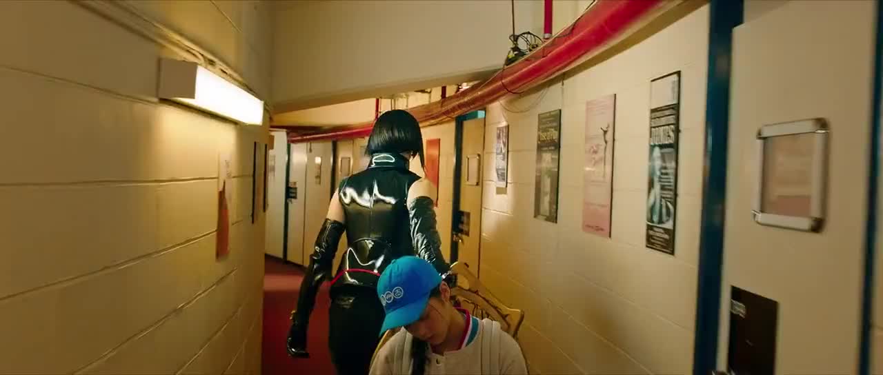 机器之血成龙大战生化人罗志祥用婴儿车推欧阳娜娜逃跑