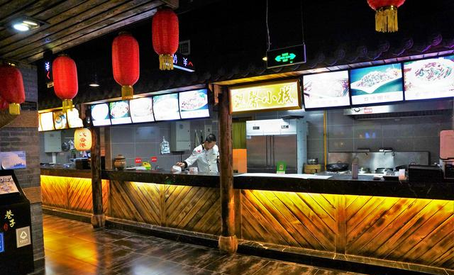南门地下美食城,开业四年多,挂满灯笼有意境,人气不旺冷冷清清