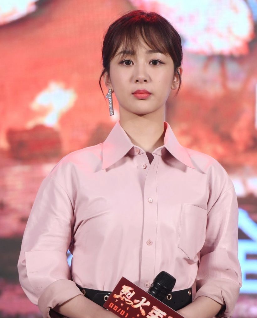 女明星美照:图一杨紫身穿粉色衬衣,五官精致,甜美可爱!