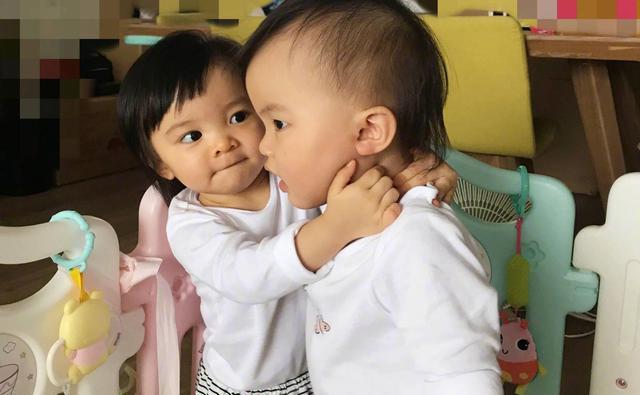 熊黛林双胞胎女儿看照片这是双胞胎