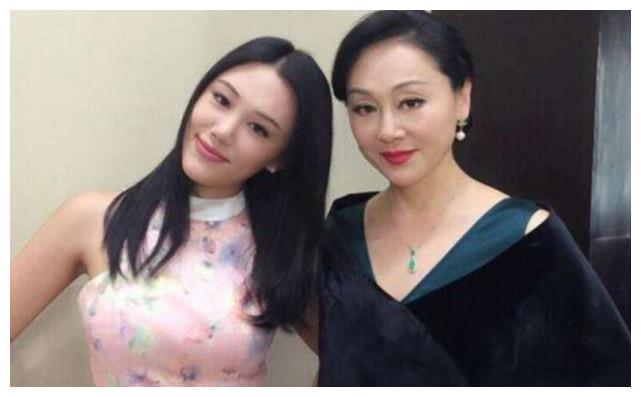 57岁王姬全家照,老公帅,女儿比她还漂亮,26岁儿子智商仅4岁