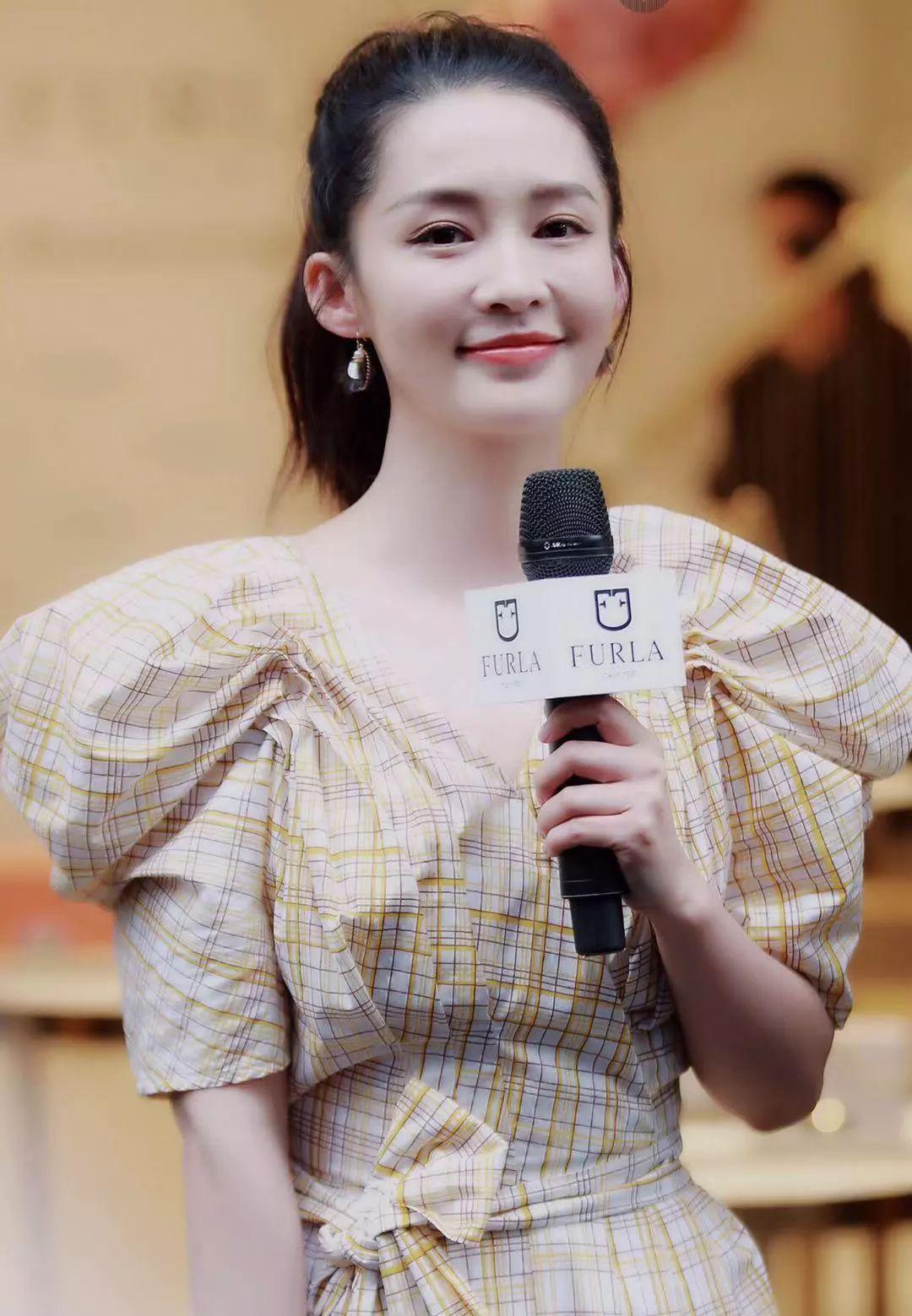 28岁李沁穿黄色连衣裙好甜美!