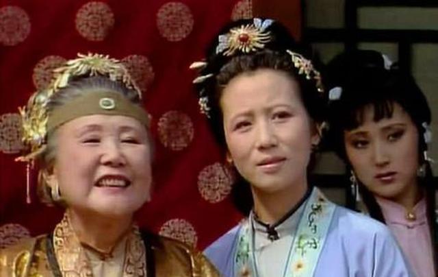 在这一回中,赵姨娘的兄弟赵国基去世了,按照府里的规矩,应该给丧银二