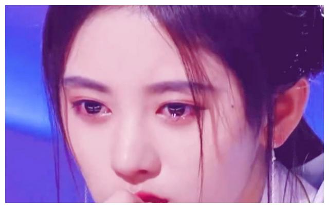 鞠婧祎自创眼泪汪汪妆擦拭眼泪却避开这个部位被人质疑其整容