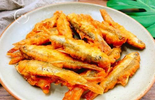 炸酥鱼时有人裹面粉有人裹淀粉大厨都不对教你正确做法