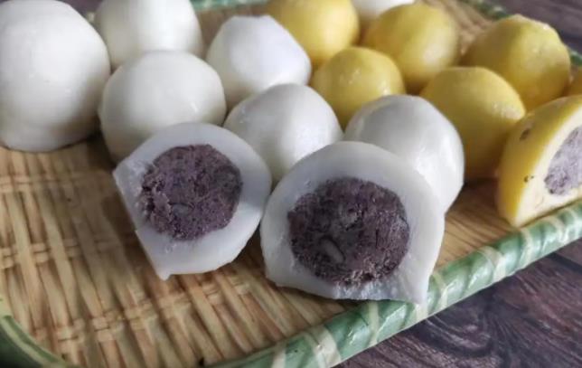 包豆包时用团的方法主要是在将馅心包人黄米面团之中