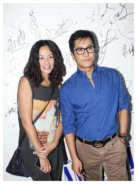 毛宁和妻子李静萍是在酒吧驻唱的时候相识的,毛宁能一炮走红更是有