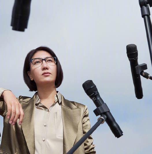 易立竞的气场真是挺强的,一身西装配上运动鞋,却有一种洒脱感