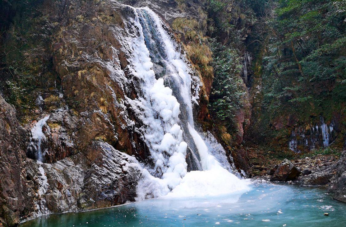 1 / 8 宁波四明山区有四处秘境龙潭,分别为黑龙潭,白龙潭,青龙潭和黄