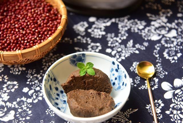 红豆沙馅从来不外面买,自己做很简单,又香又滋润,好吃