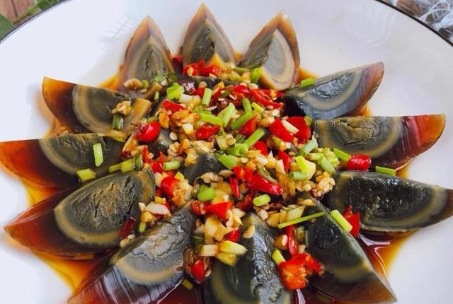 拌皮蛋时调料不要随便加只放3种就可以解馋下酒越吃越香