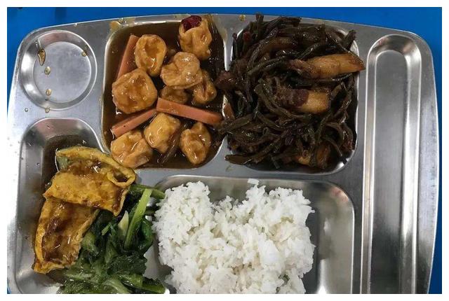 钢铁厂工人晒食堂饭菜,自夸能进全国前十,却被网友吐槽不成正比_高清