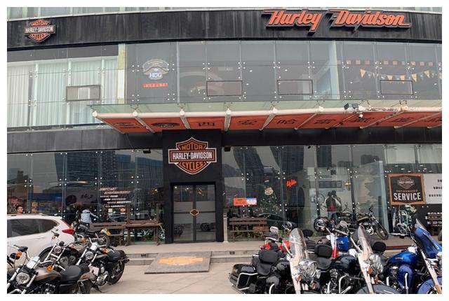 去4s店看哈雷摩托车