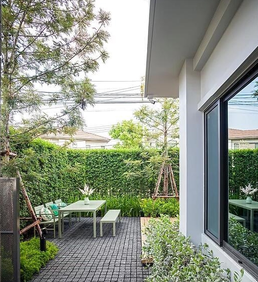 都属于配色简约北欧风格的庭院,都采用了防腐木进行搭配组合成地台,都