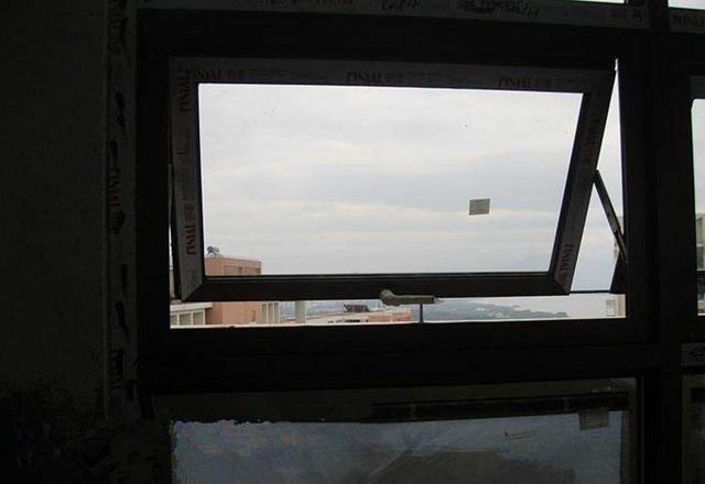 卫生间装平开窗还是推拉窗?表姐偏偏装这种,效果防水又防盗!