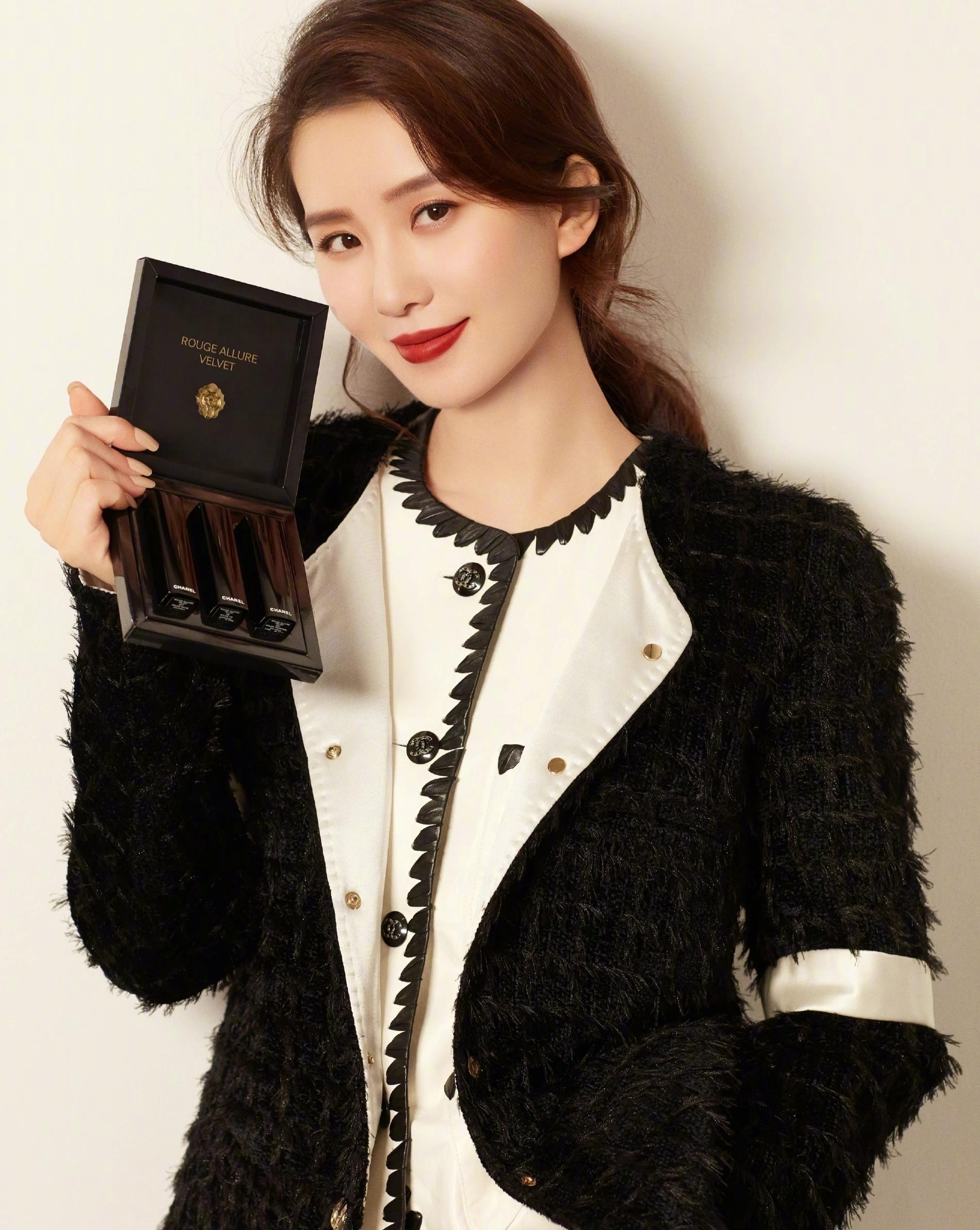 清纯刘诗诗重出江湖了,穿小香风外套优雅迷人,连头发丝都是戏