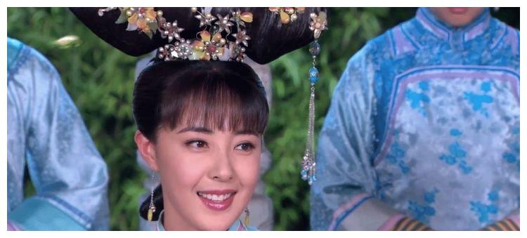 《多情江山》中,米露扮演的蓉贵妃多娜前期是齐刘海的造型,看了空气