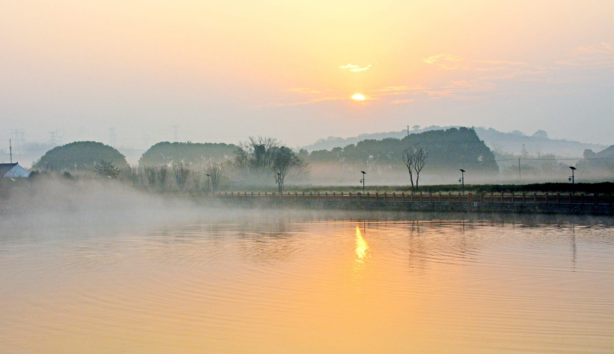 斗山的冬日早晨,旭日东升,薄雾轻饶,江苏无锡市锡山区锡北镇.