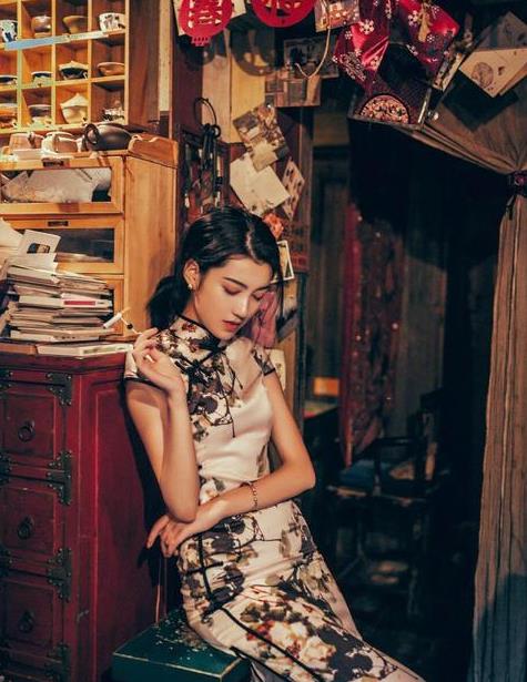 58岁邝美云才是真贵妇,穿蕾丝旗袍好优雅,气质光靠钱堆不出来