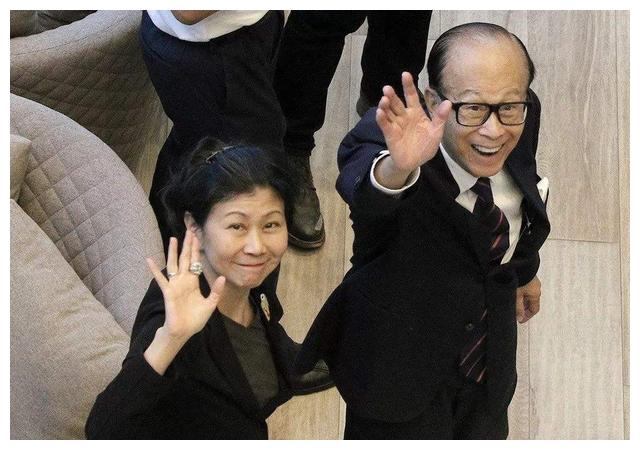 铜锣湾的老大是陈浩南,而现实中的铜锣湾老大是利陆雁群的丈夫利孝和