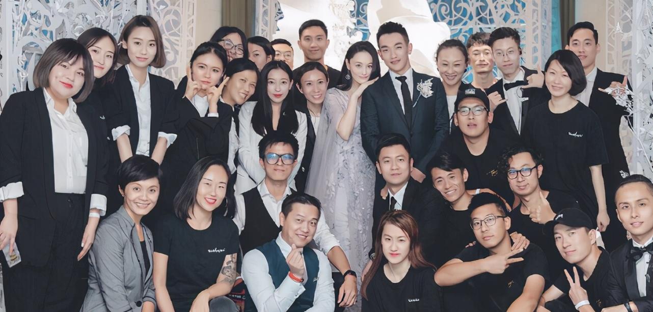 张馨予首谈婚礼细节,自曝当天被何捷和伴郎团拽个大跟头,超欢乐__财经